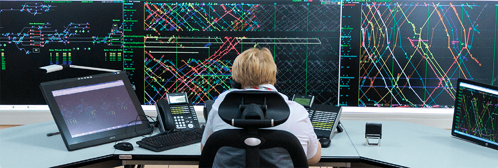 Диспетчер перед мониторами